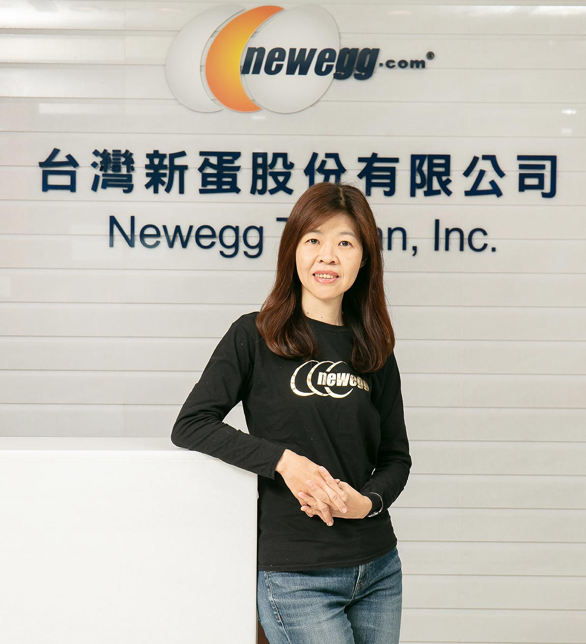 Newegg 台灣看準跨國線上購物的大浪潮，自 2021 年開始全面深耕台灣，攜手眾多台灣賣家利用電商拓銷全球。創造亮眼成績之後，Newegg 進一步以台灣作為亞太招募中心，期能聯合亞太地區的各國賣家，乘著電商浪潮、航向全球市場。