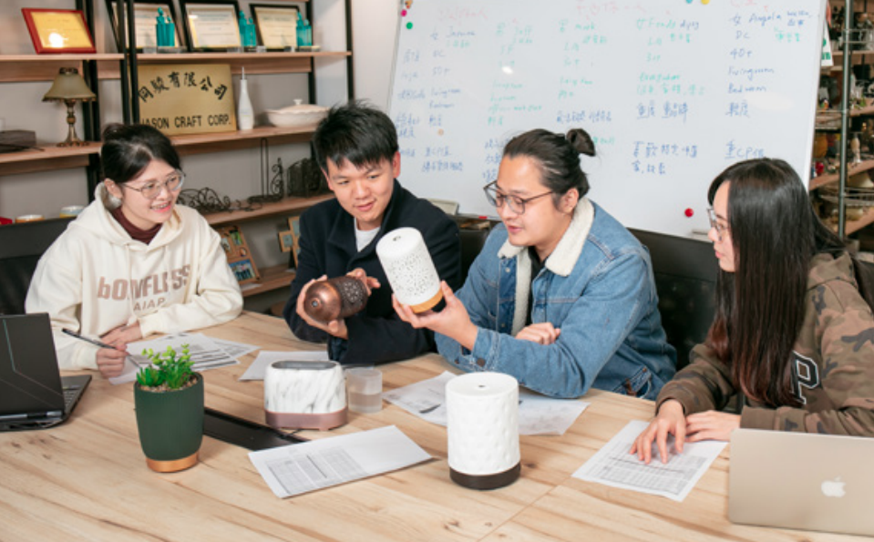 同駿電商團隊利用數據深入研究消費者購物變化趨勢，精準掌握市場贏商機。