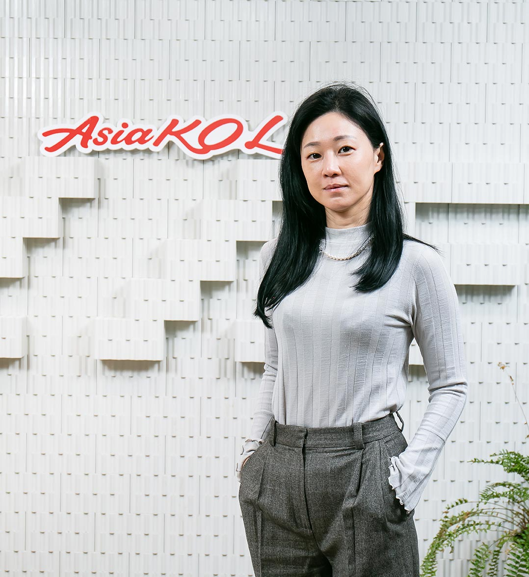 以大數據分析資料庫為根本，影響力數據顧問公司推出的「AsiaKOL亞洲達人通」，藉由整合系統、串聯10萬名跨國網紅，以及創新且在地的服務，將AsiaKOL打造成為亞洲重要的網紅平台，協助亞洲企業提升跨境銷售的營運績效。